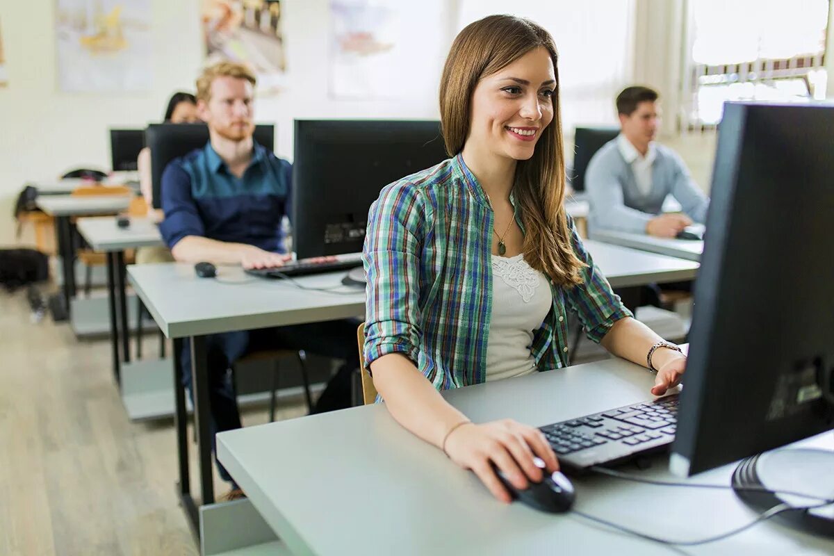 Девушки сдают зачеты. Студент с компьютером. Студенты в аудитории. Курсы. Компьютер для учебы.