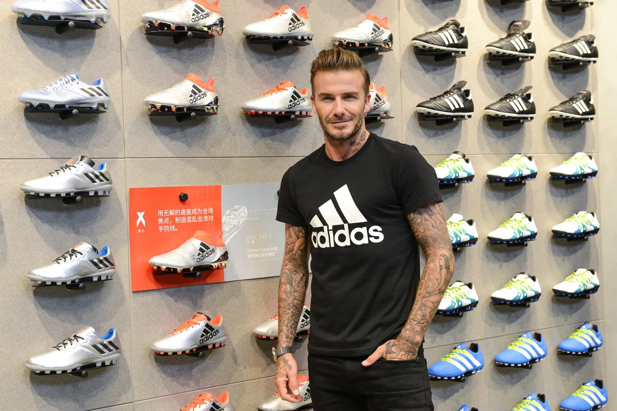 Дэвид Бекхэм адидас. Бутсы адидас Дэвид Бекхэм. Adidas David Beckham кроссовки. Адидас Дэвид Бекхэм коллекция. Адидас реальная биография