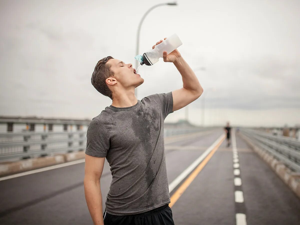 Пить настоящее время. Мужчина пьет воду. Человек пьющий воду. Юноша пьет воду. Чел пьет воду.