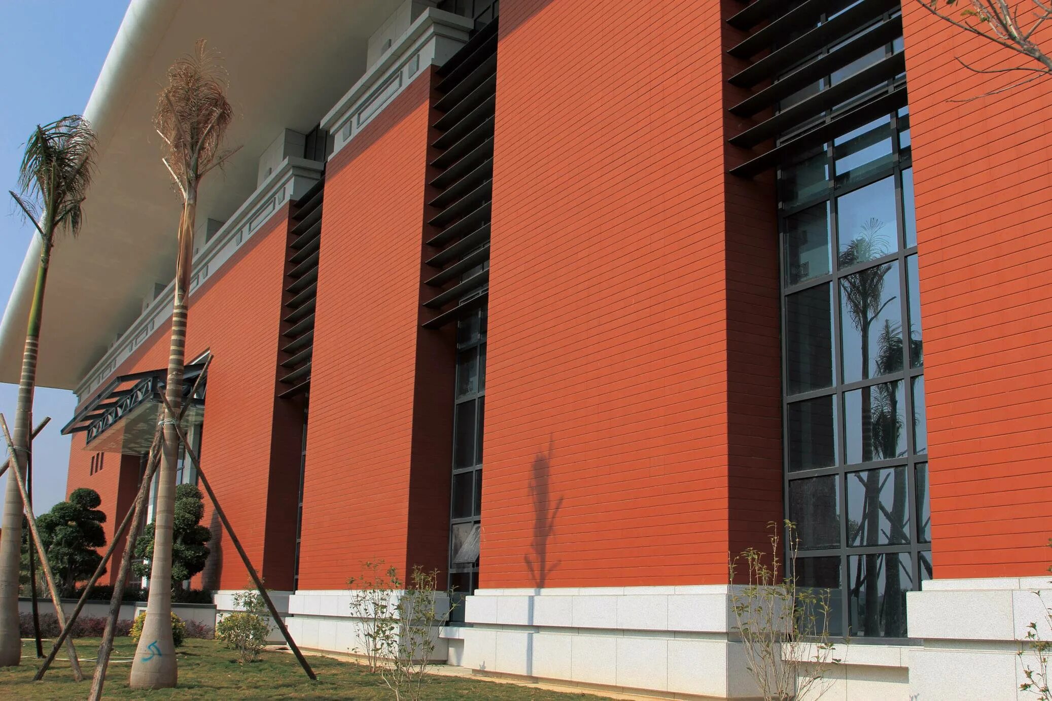 Терракотовые панели для вентилируемого фасада. Терракотовая керамика вентфасад. Вентилированный фасад терракота. Вентилированный фасад терракота. Объемная керамика для фасада.