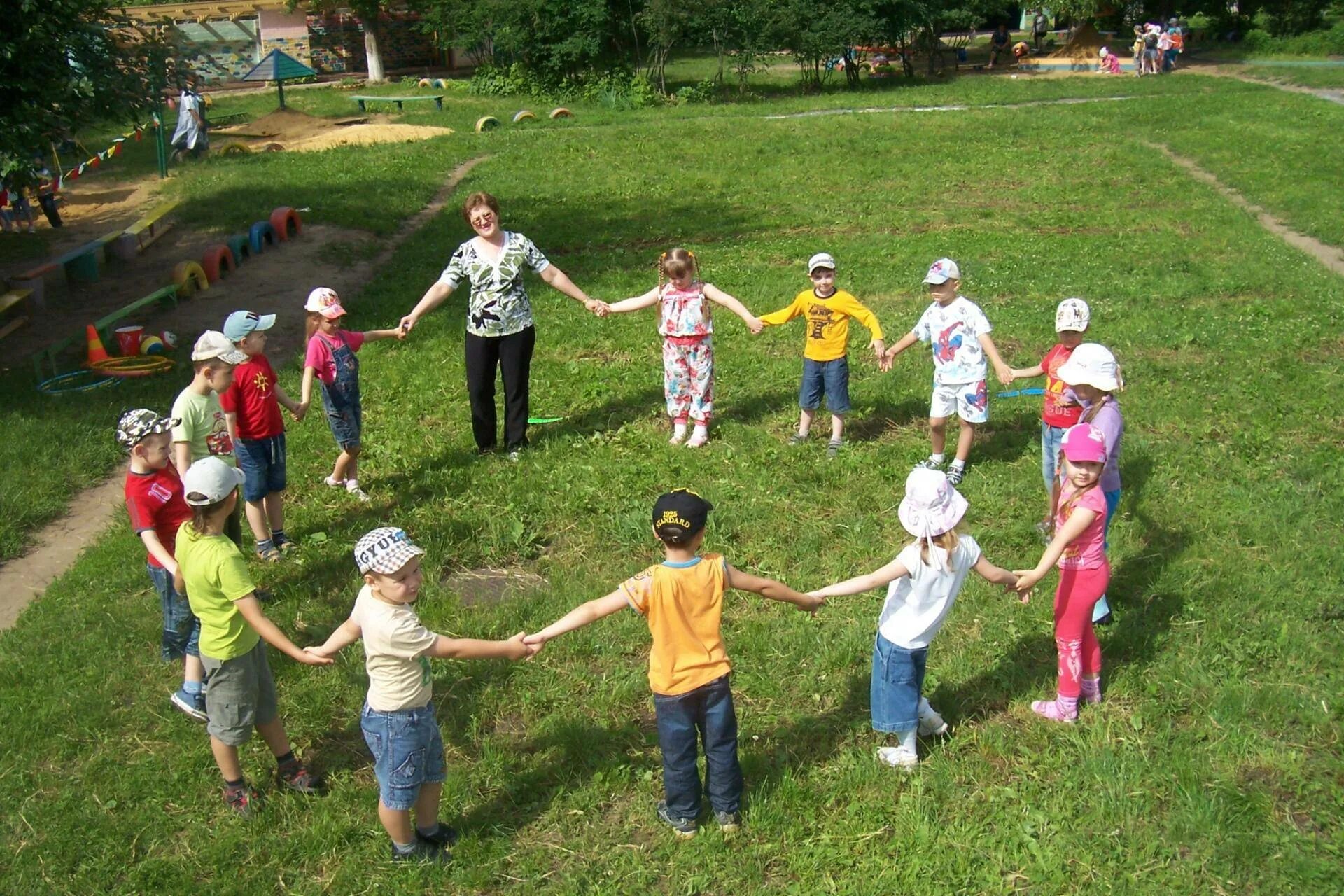Прогулки с детьми подготовительной группы. Летние развлечения в детском саду. Прогулка в детском саду. Подвижные игры. Игры на свежем воздухе летом.