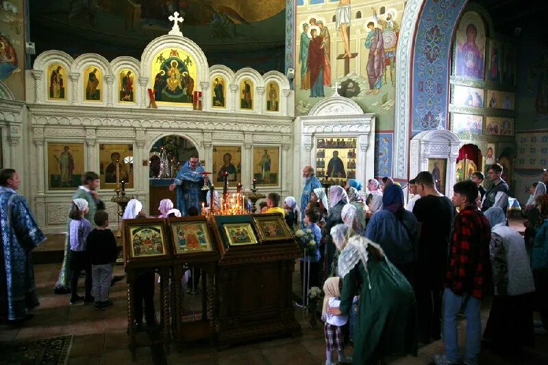 Храм иосифа волоцкого при издательстве московской патриархии. Храм иосифа волоцкого на челомея расписание. Церковь иосифа волоцкого на челомея. Освящение храма в развилке. Церковь преподобного иосифа волоцкого отец александр.