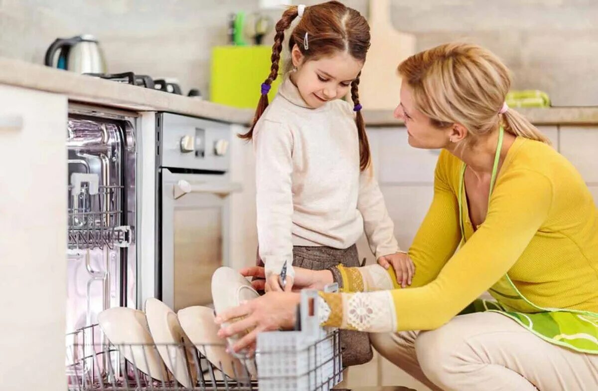 Уборка муж и жена. Чистота и порядок в доме. Мужчина и женщина уборка. Женские домашние обязанности. Дети помогают родителям.