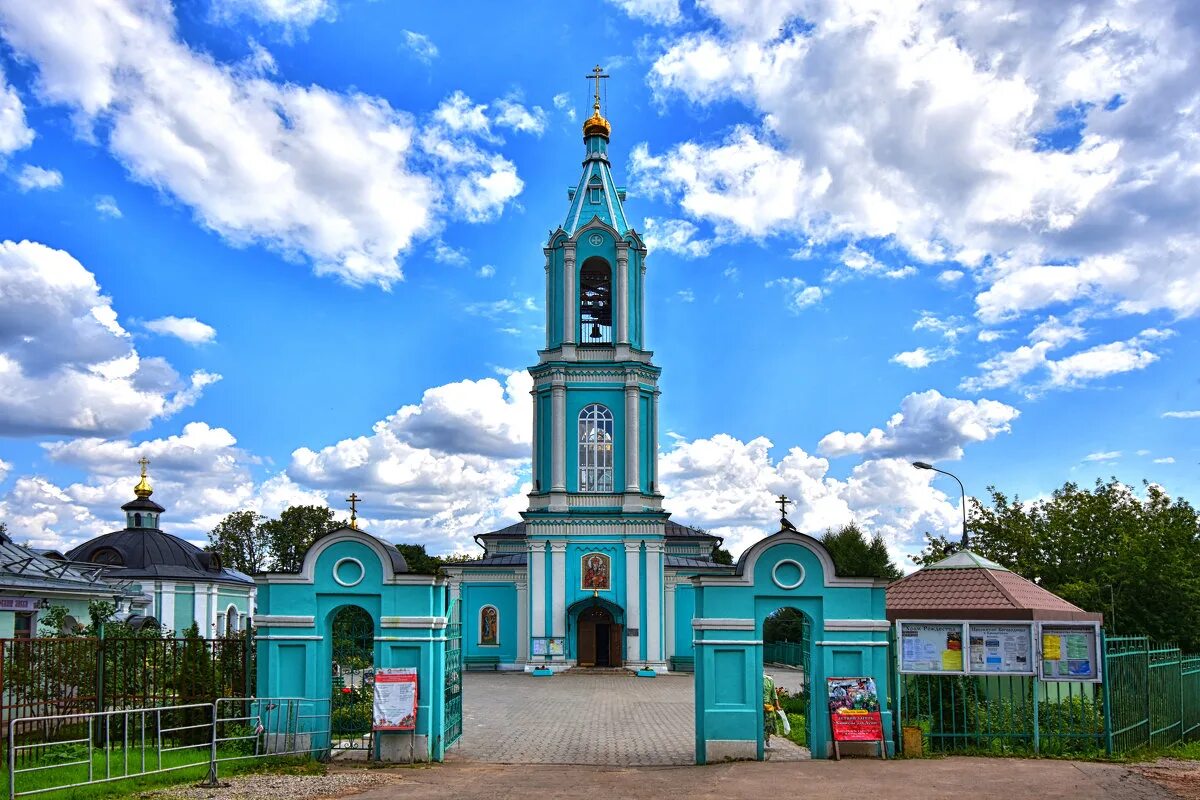 Крылатское храм рождества расписание. Храм рождества богородицы в крылатском. Симеон. Москвы. Храм на холмах в крылатском.