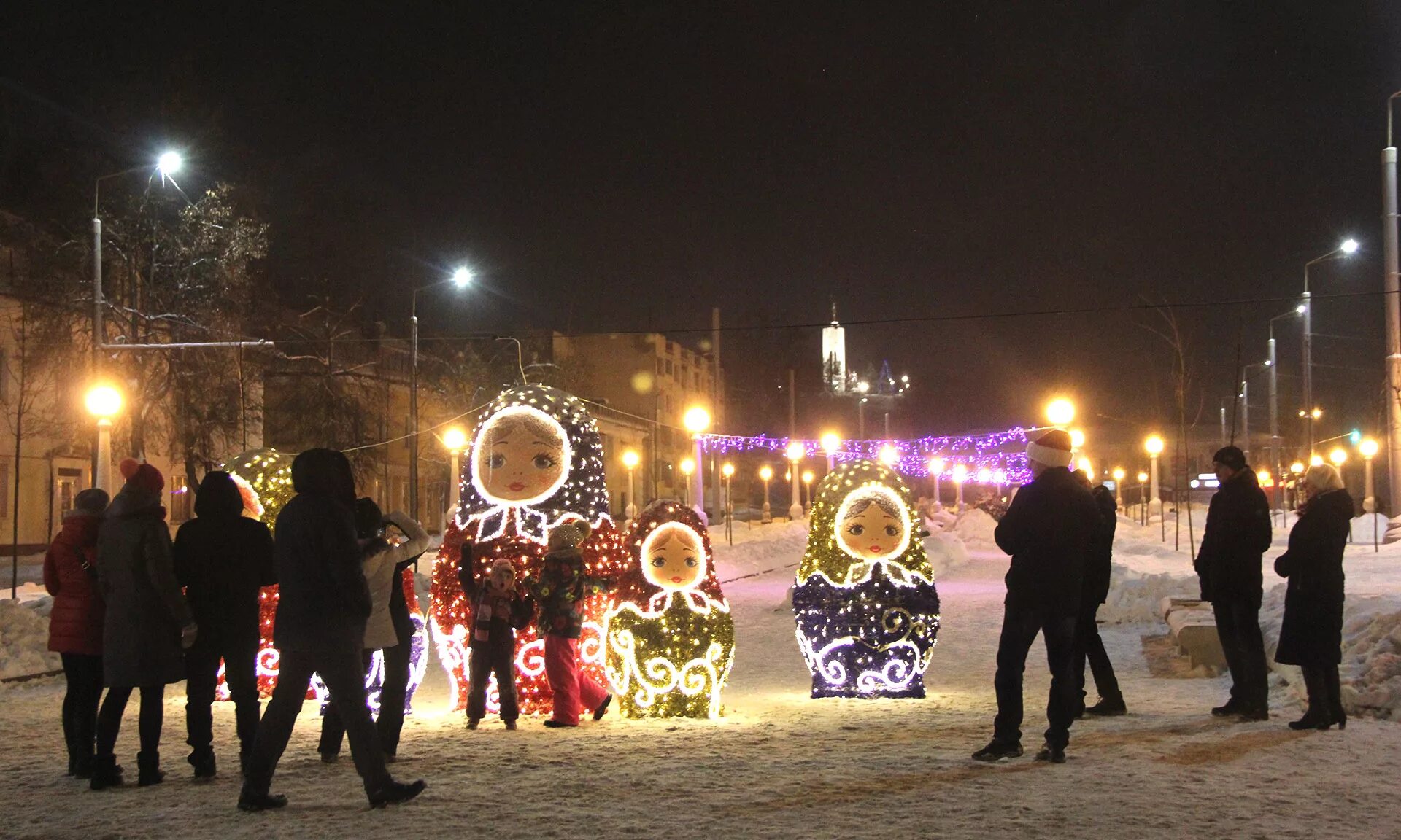 елка на карла маркса брянск. встретить новый год в брянске. главная елка брянска. открытие городской ёлки в г. когда омская область отмечает новый год.