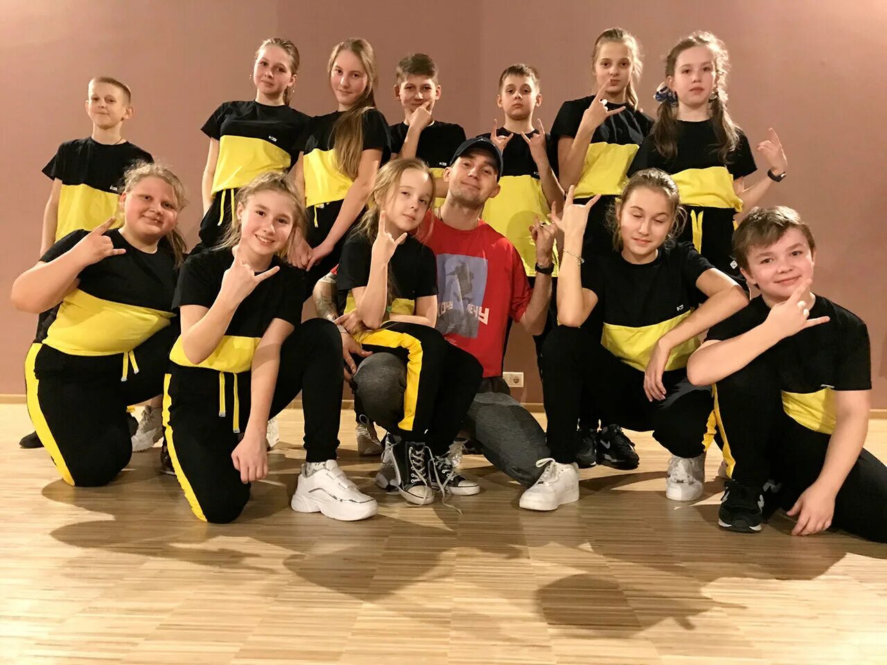 ведущий творческий коллектив линия танца нагатино. скул дэнс. дом культуры щербинка. танцевальная студия афродита щербинка. студия танца афродита.