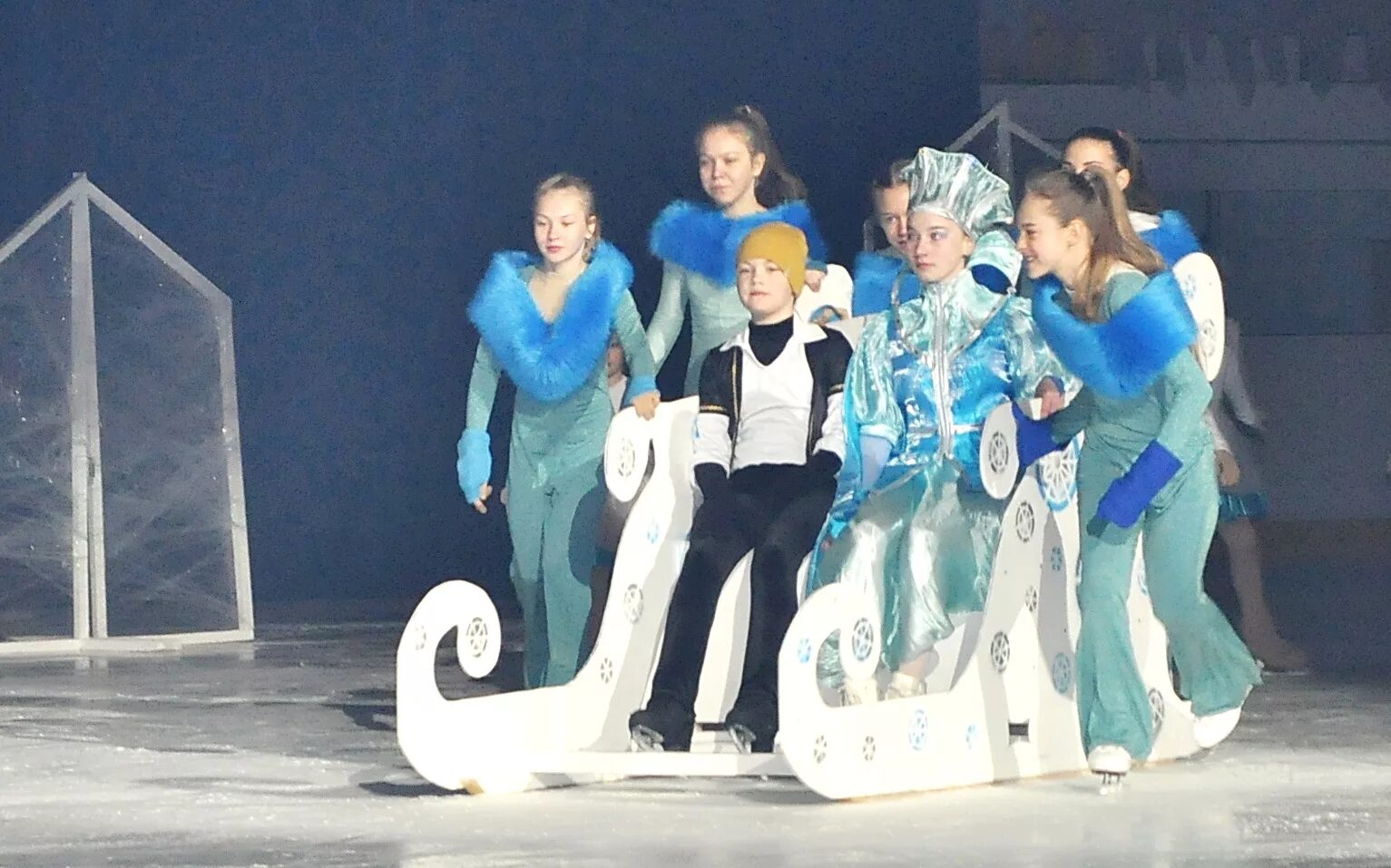 Шоу авербуха снежная королева. Снежная королева на льду спб. Ледовый спектакль снежная королева. Ледовый спектакль снежная королева. Снежная королева илья авербух.