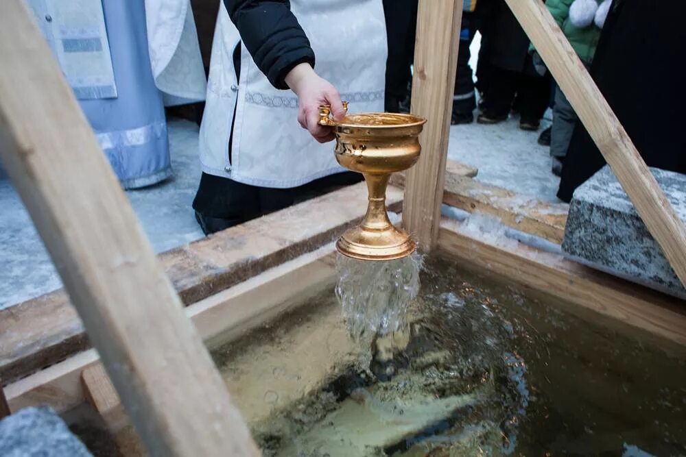 Освятить воду в домашних. Великое освящение воды картина. Освящение воды картина маслом. Великое освящение воды в Сургуте. Великое освящение воды в п. каменный Бор в Карелии.