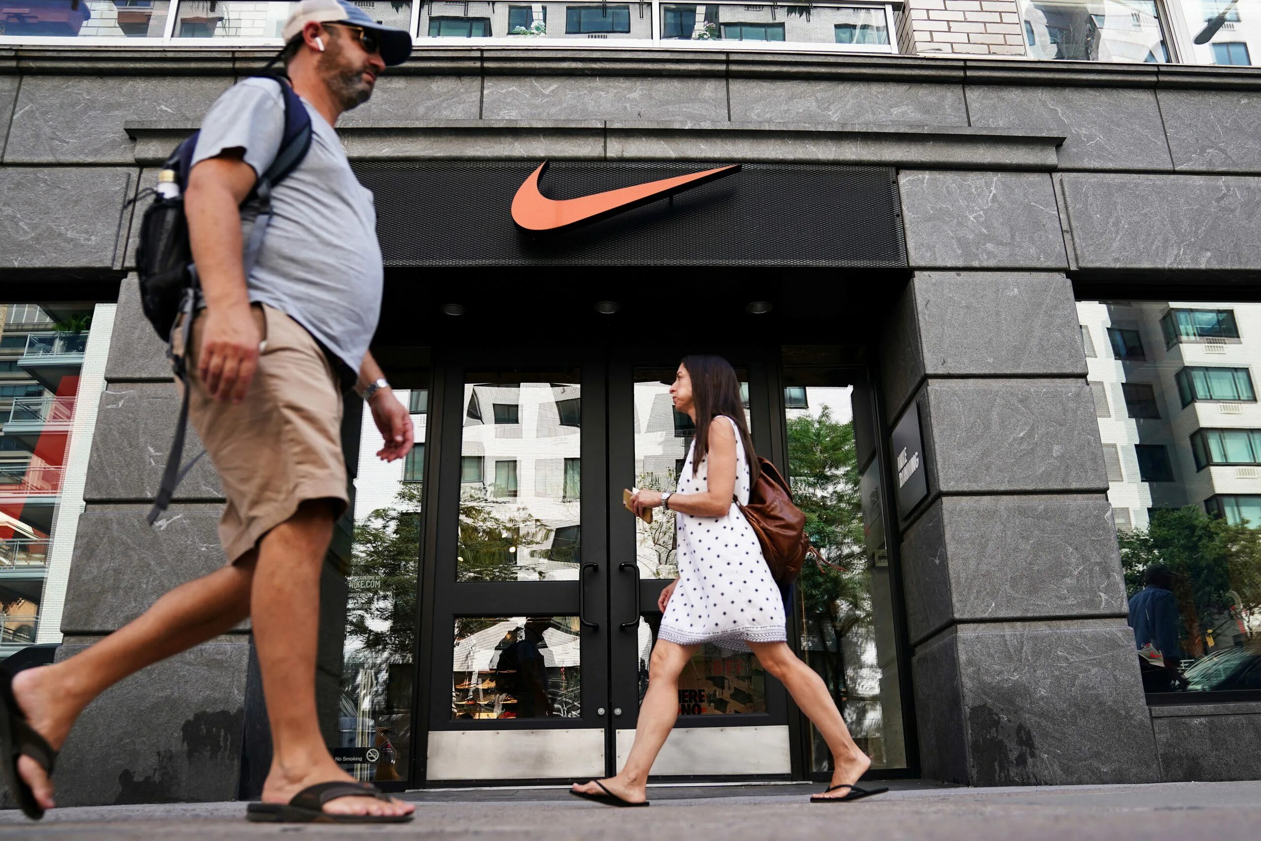 Как пройти человека. Nike в нью-йорке. nike скандал. пройти мимо магазина. человек идет мимо магазина.