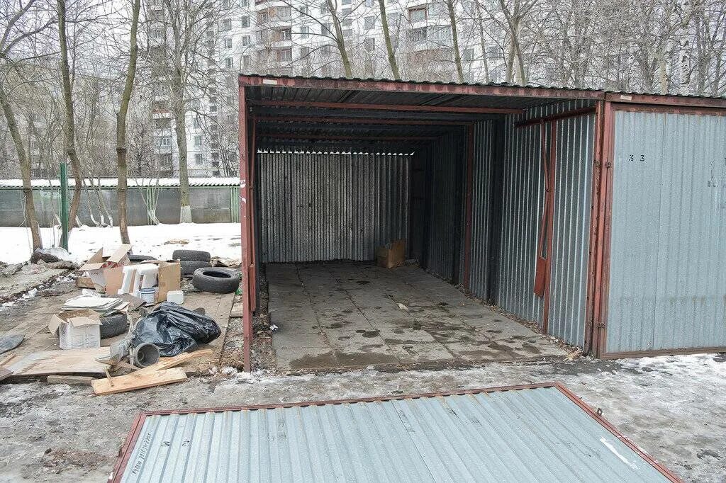 Передача гараж. Пол в металлическом гараже. гараж пенал изнутри. пол в гараже пенале. гараж на салазках.