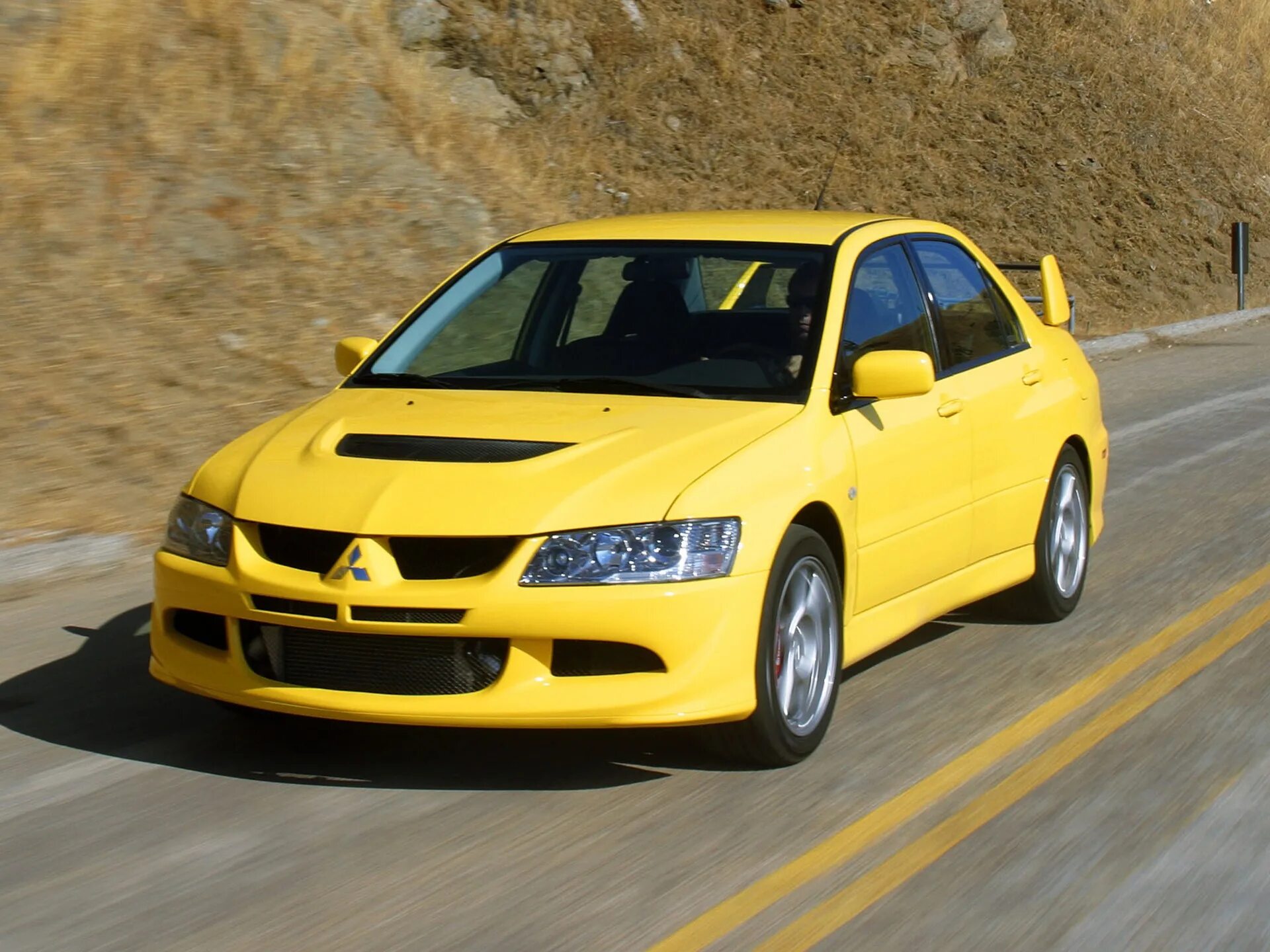 Mitsubishi evo 8. Mitsubishi Lancer EVO 8. Лансер Эво 8 желтый. 2001 Mitsubishi Lancer Evolution VII. Mitsubishi Lancer 2006 жёлтый.