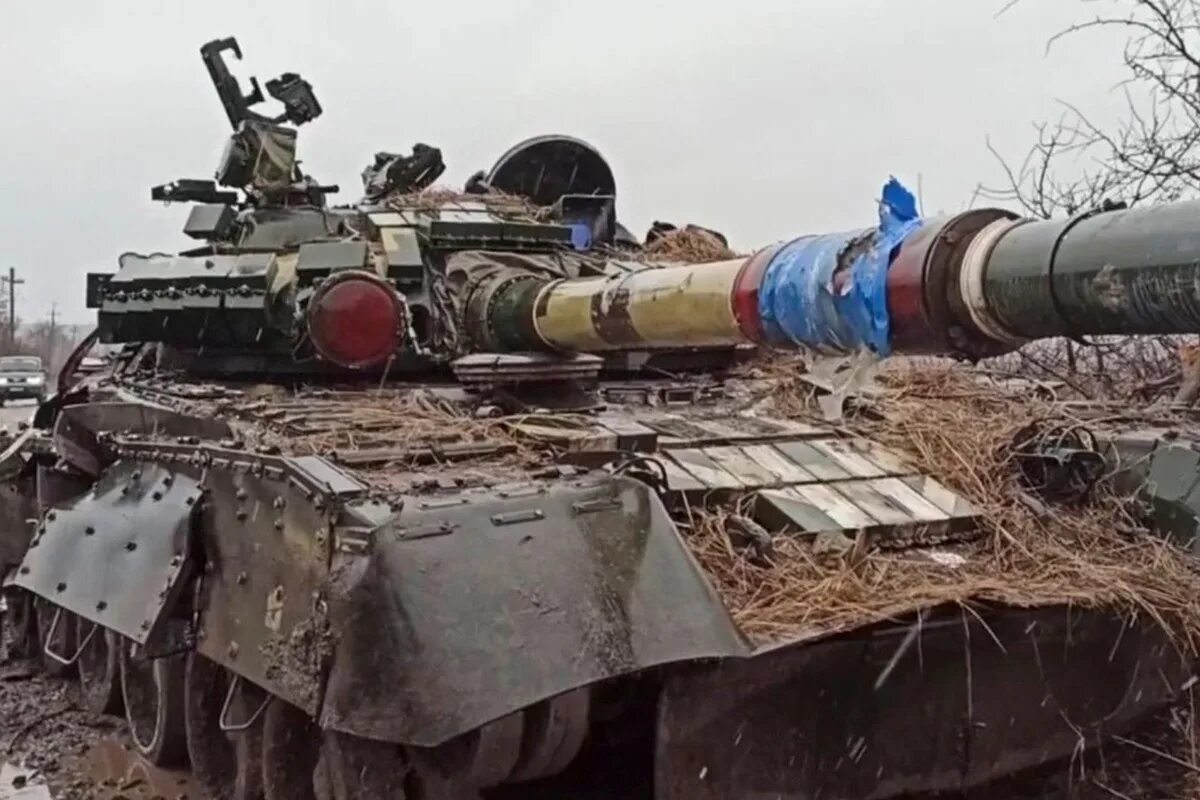Россия уничтожила оружие украины. Т-72 ВСУ. Танк т 64 ВСУ. Танк подбитый Джавелином в Украине.