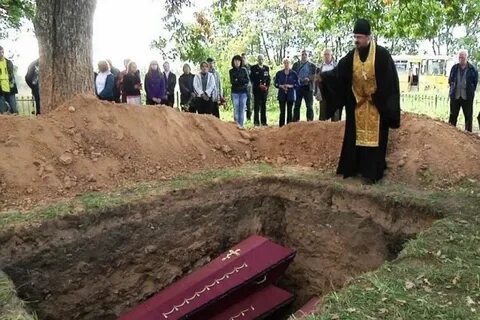 Могила через год