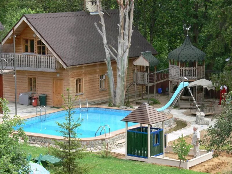 Дом с бассейном подмосковья. Коттедж с бассейном. Дом с бассейном подмосковья. Дом с бассейном подмосковья. Гостиничный комплекс абрамцево.