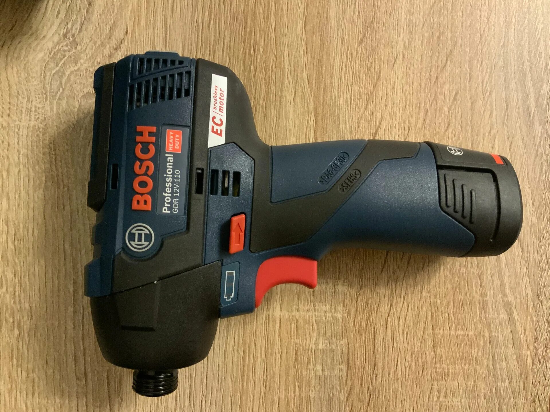 Gdr 12v. Гайковерт Bosch 12v-110. Винтоверт бош 12в. GDR 12v-110. Аккумуляторный ударный гайковерт Bosch GDR 12v-105 professional.