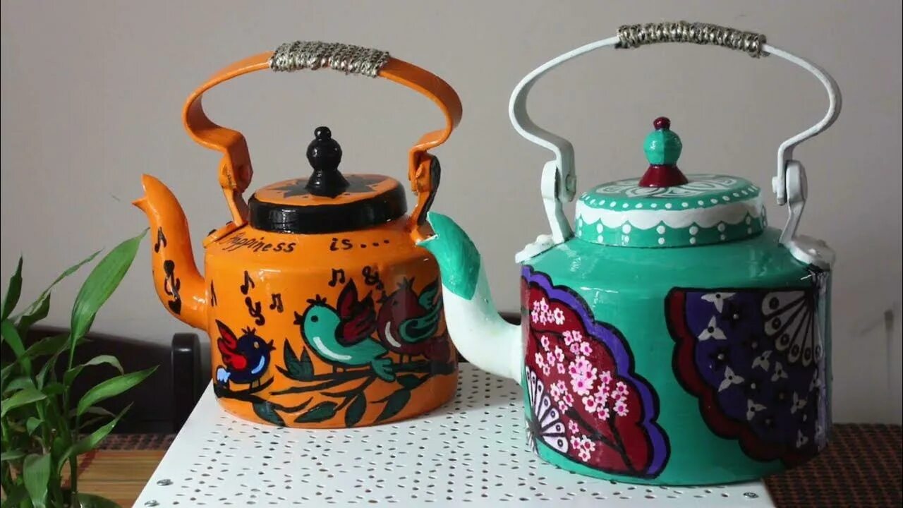 Чайник на 2 минуты. Чайник красками. Hotel Craft чайник. Пластмассы чайник муздак чай Курганы. Paint kettle.