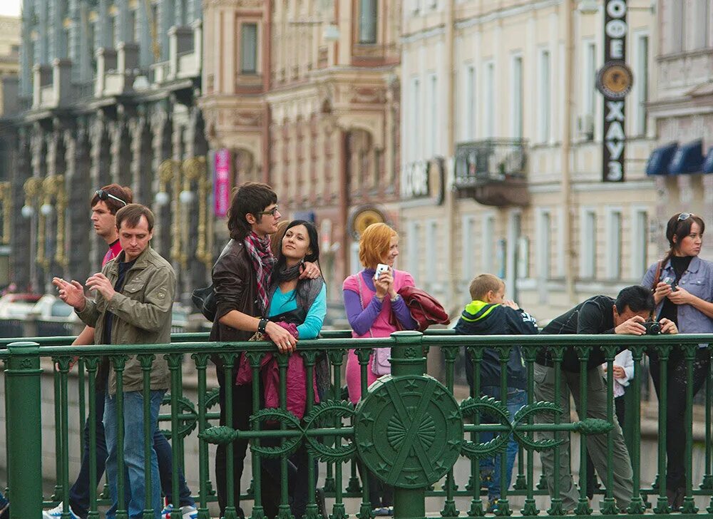 Сколько живет в спб. Санкт-Петербург люди. Люди на улицах Санкт-Петербурга. Петербург улица люди. Люди на улице.
