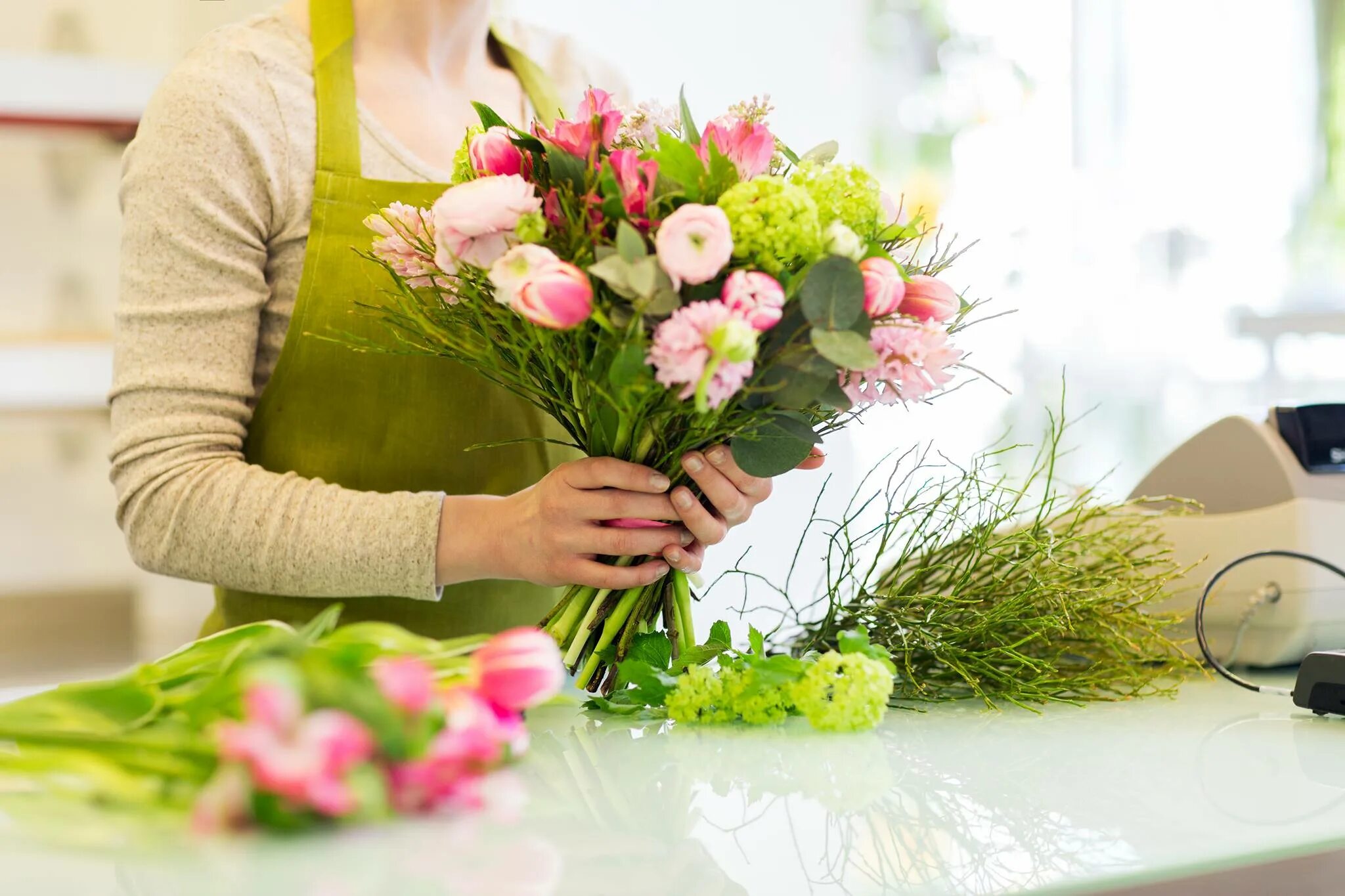 Девушка флорист. Цветы флорист. Цветы в руках флориста. Флорист. Making flowers.
