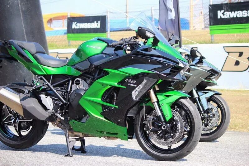 2022 kawasaki ninja 700r. Kawasaki ninja 400 черный. Kawasaki ninja 400 abs. Kawasaki 650 2022. Kawasaki zx6r 2022.