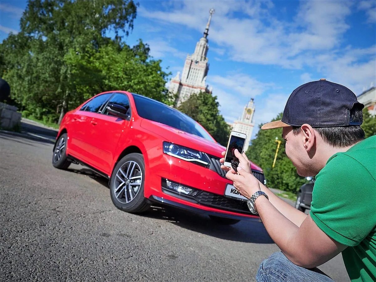 Топ пробегов автомобилей. Человек фотографирует машину. Съемка автомобиля. Сфотографировать машину. Автомобиль ракурсы.