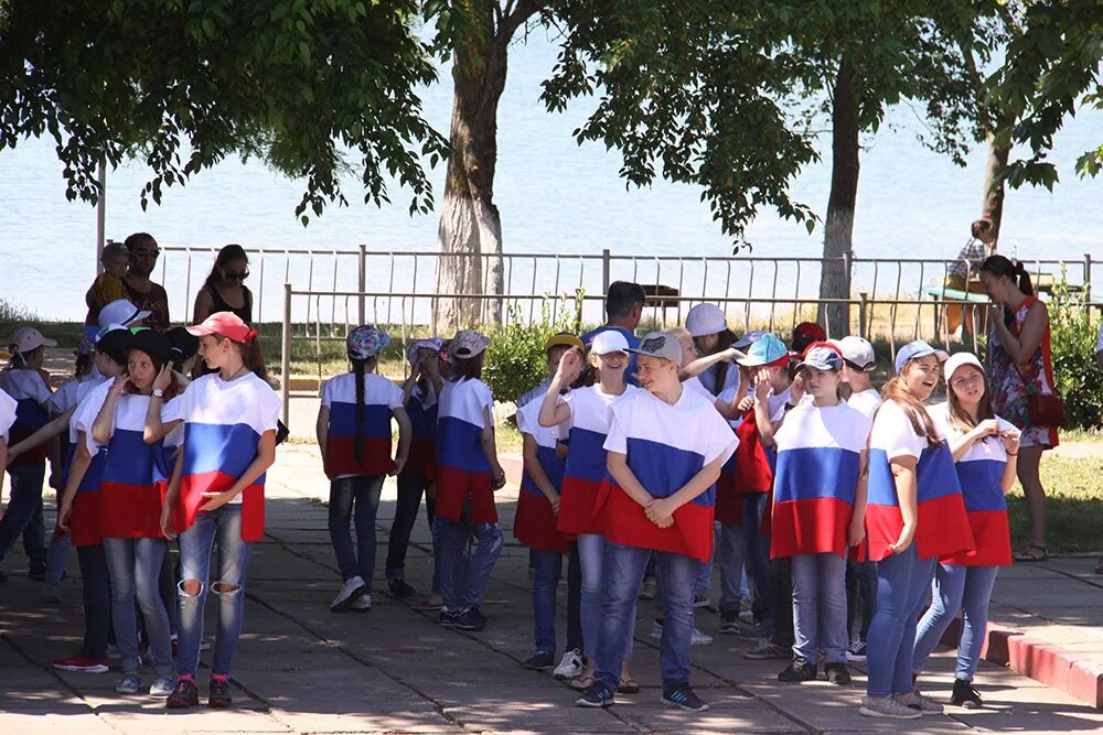 День россии в лагере мероприятия. Торжественная линейка в лагере. День России в лагере. Лагерь в Керчи. День России спортивный праздник в лагере.