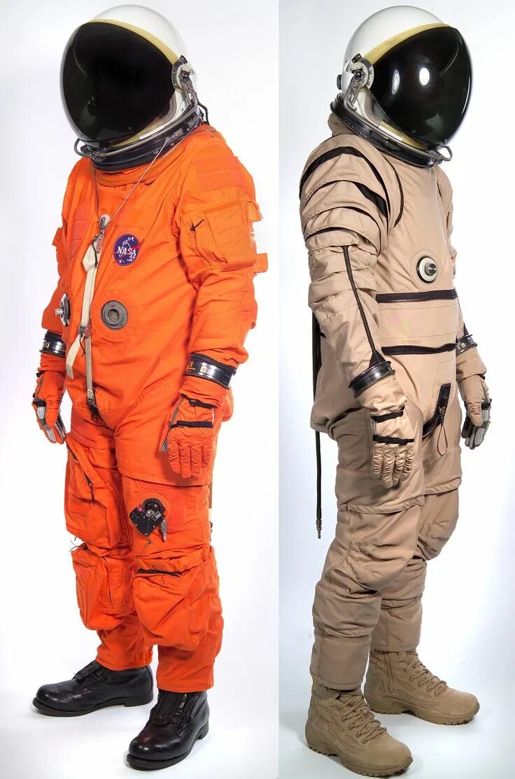 Как называются скафандры. Костюмы астронавтов Аполлон 11. Скафандр Космонавта сбоку. Скафандр НАСА оранжевый.