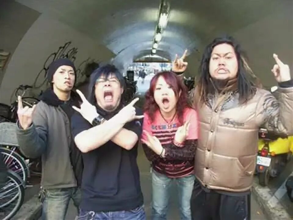 Maximum the hormone chu chu muni muni. Рок группа maximum the hormone. нао кавакита. нао кавакита в молодости. максимум гормонов группа.