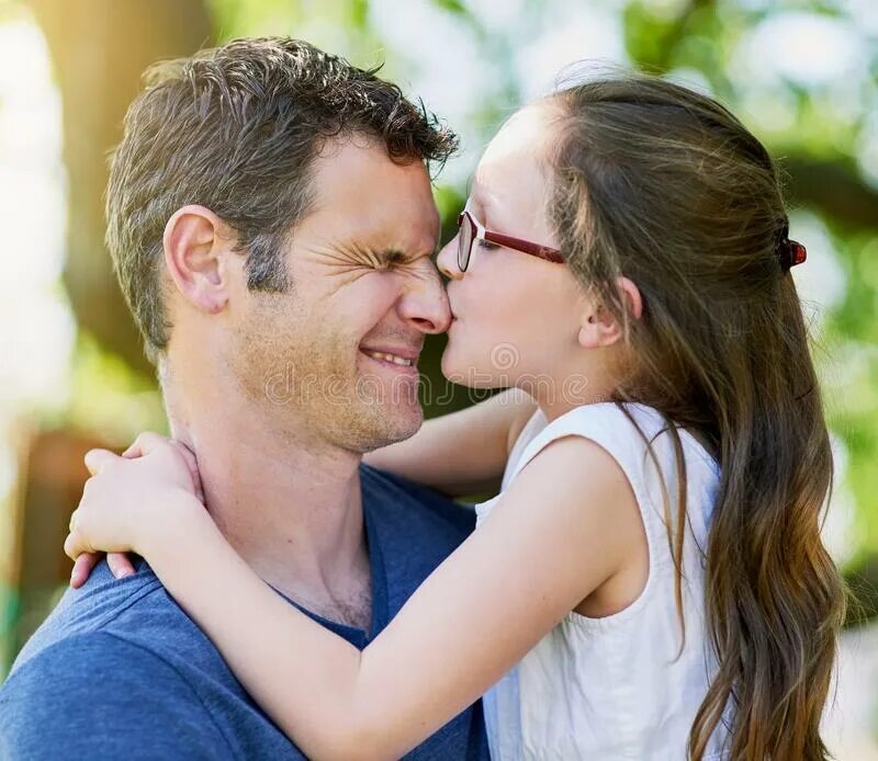 Поцелуй Daddy. Stepdad Kiss. Real Daddy Kiss. Daddy kissing. Younger daughter dad