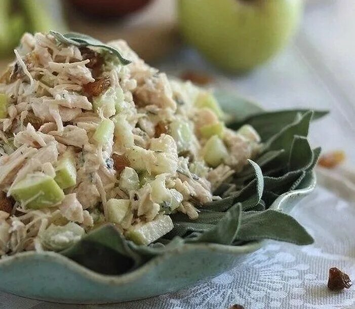 Салат с курицей. Салат с яблоком и курицей. Салат с курицей и яблоком и сыром. Салат с сельдереем и куриной грудкой и яблоками. Салат с грудкой и яблоком