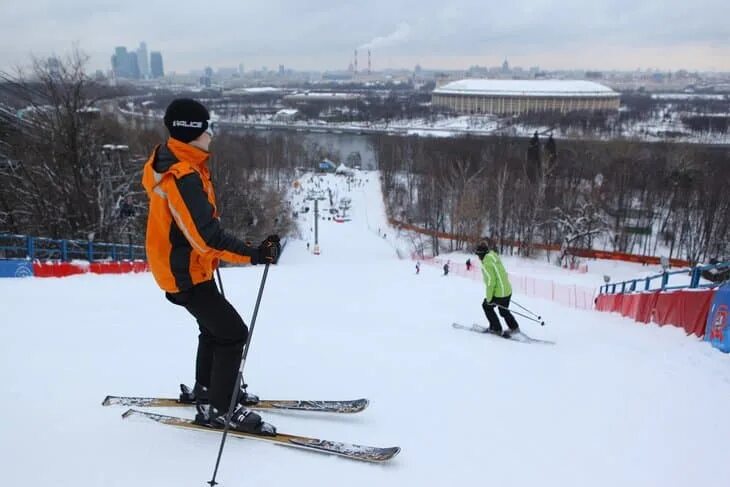Катание на беговых лыжах. Покататься на лыжах в москве с прокатом. Покататься на сноуборде. Горнолыжка кант москва. Покататься на сноуборде в москве.