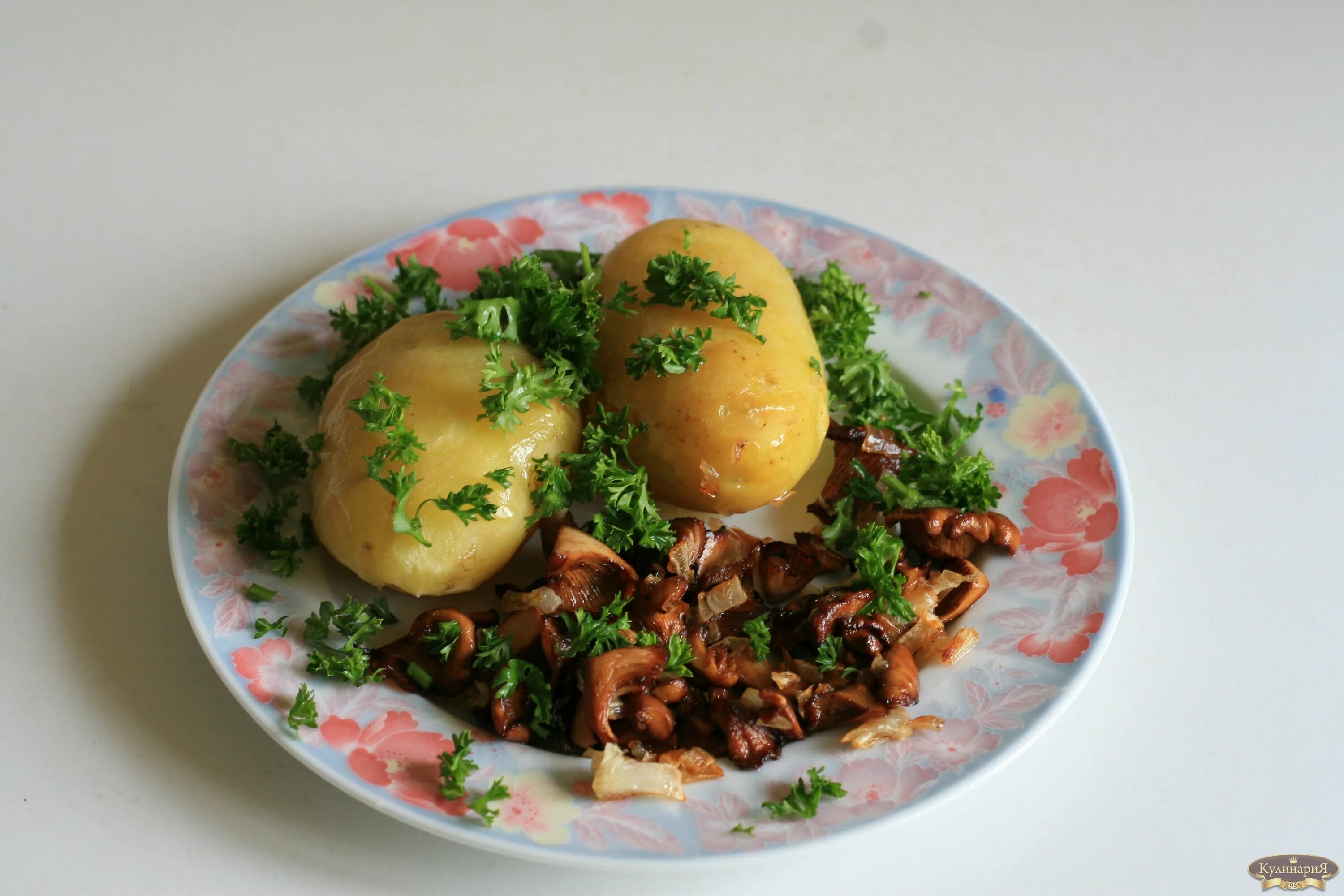 Картофель с маринованными грибами. Отварной картофель с грибами. Вареный картофель с грибами. Грибочки с отварным картофелем. Картошка с солеными грибами.