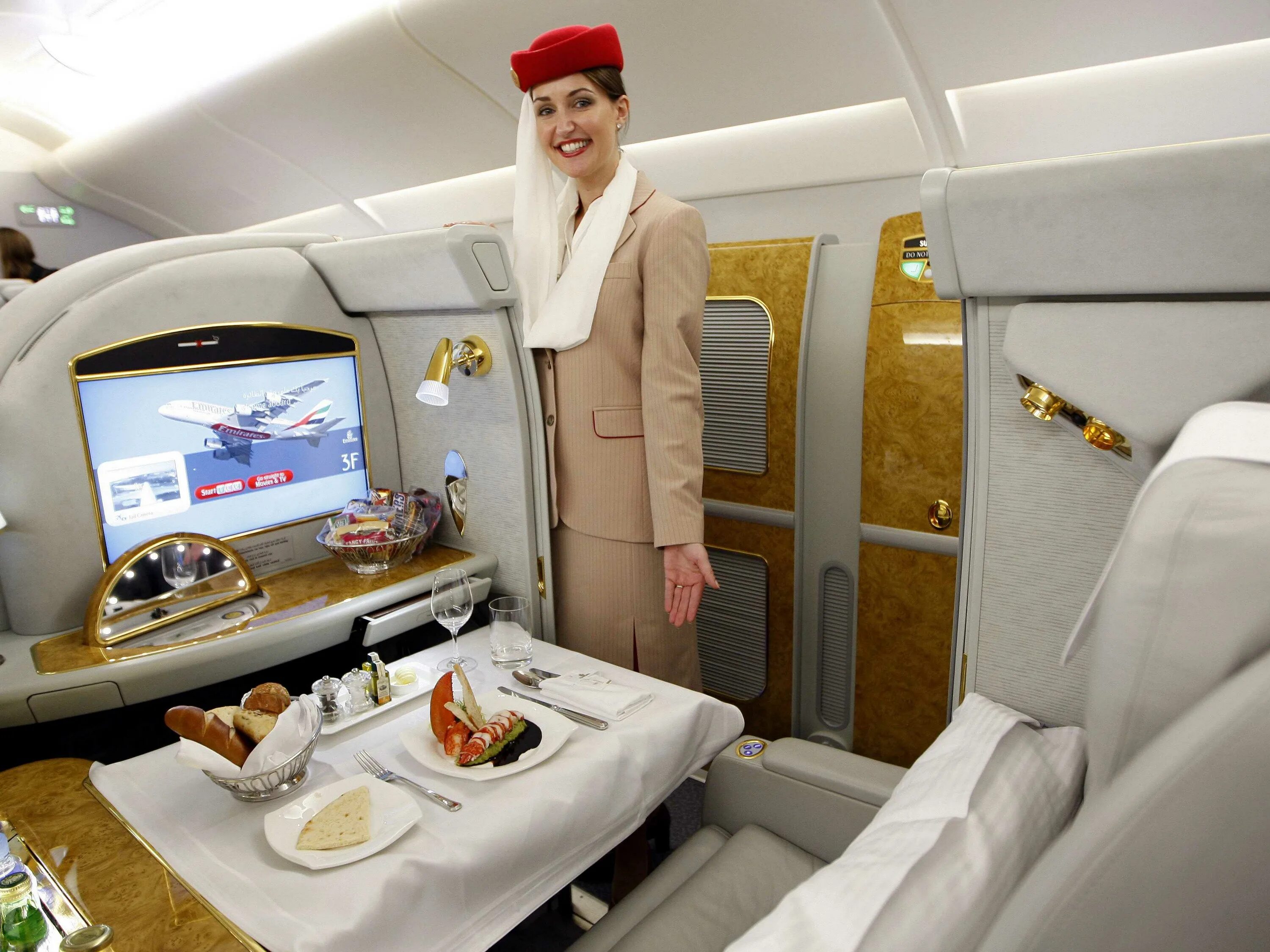 Первый класс Emirates Airlines a380. Emirates first class a380. Первый класс Эмирейтс а380. Airbus a380 экипаж.