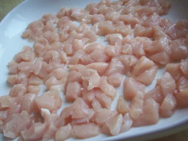 Нарезанное куриное филе. Курица нарезанная вареная. Мелко порезанная курица. Грудка кусочками. Нарезанная куриная грудка.
