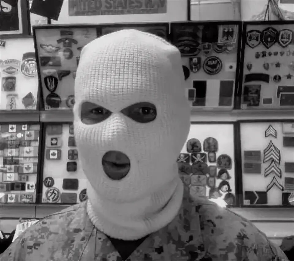 Метан маска. Маска террориста. Бандит в белой маске. Бандиты в масках. Чувак в белой маске.