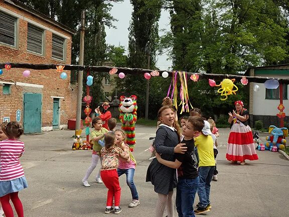 Праздник мороженого мероприятия. Город Шахты поселок Майский детский сад. Поселок Майский Шахты. Даллари-парк, Шахты. День поселка майское