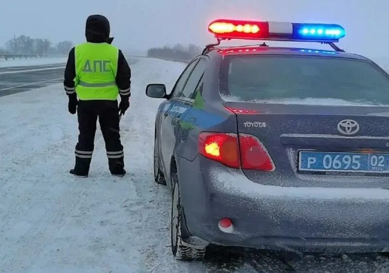 ДПС В метель. Полиция ДПС. Ограничение движения транспорта снегопад. Плохие погодные условия на дорогах.