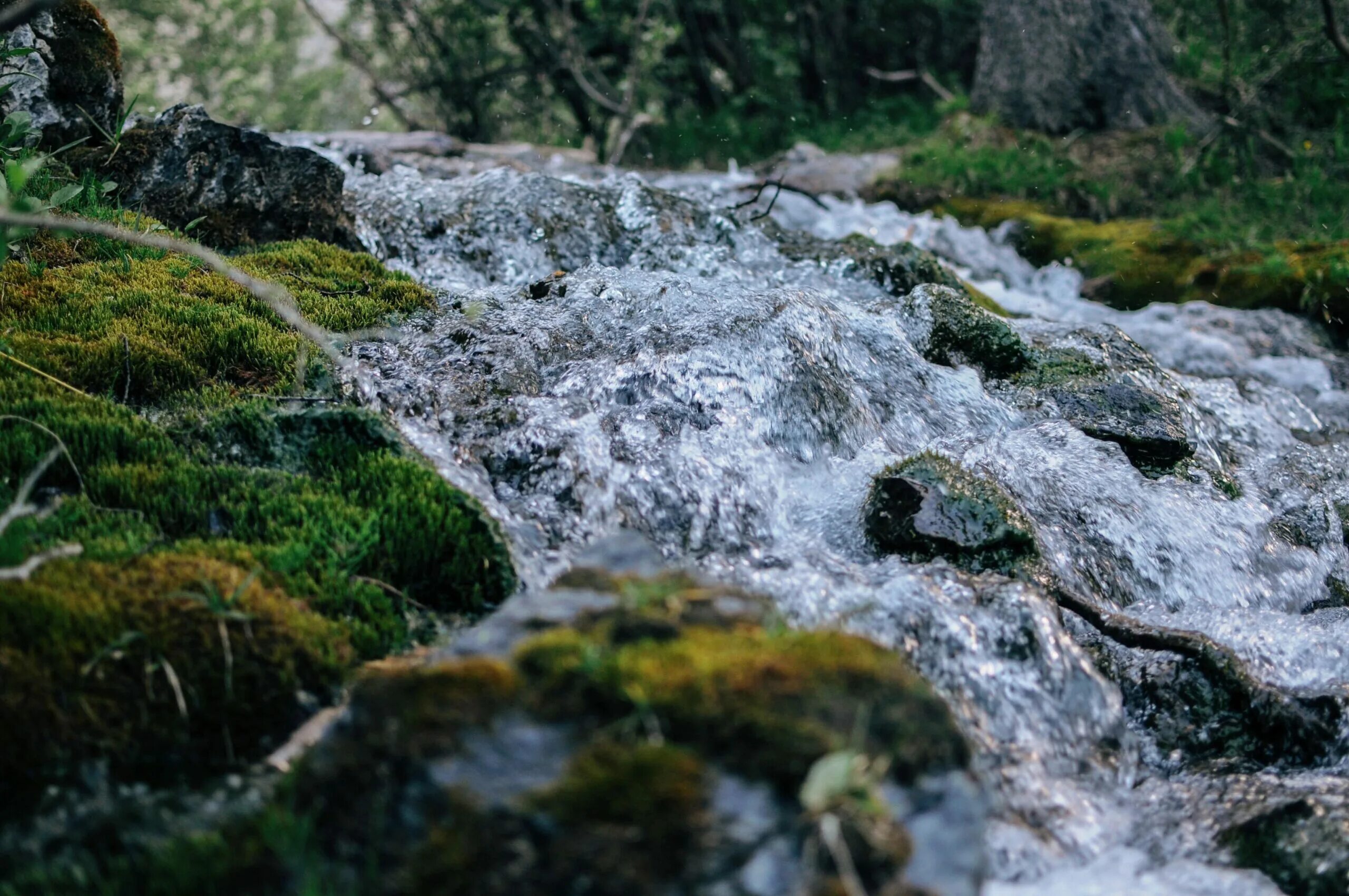 Текущая вода слушать. Вода ручей. Ручей водопад. Каменный водопад. Текущая вода.