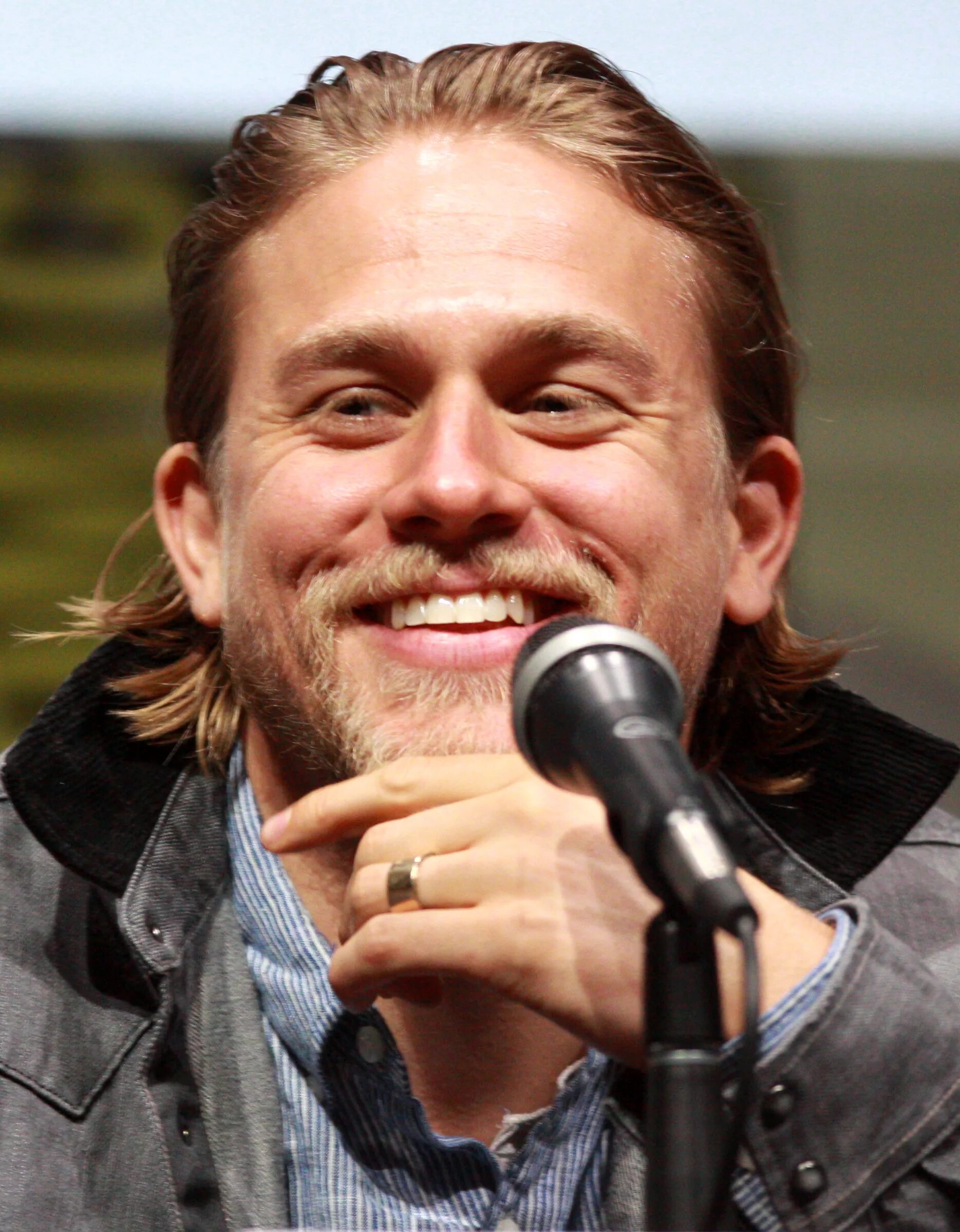 Charlie hunnam. Charleya Hannem. Чарли Ханнэм. Чарли Ханнэм фото. Чарли Ханнэм крупным планом.