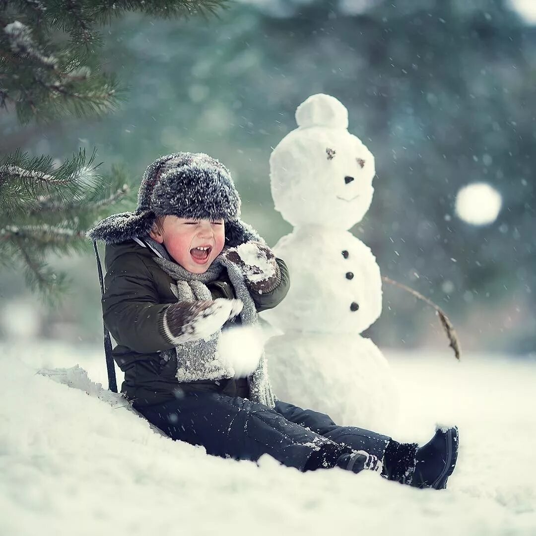 Лепить снеговика зимой. Дети зимой. Зима дети Снеговик. Снеговик для детей. Фотосессия со снеговиком.