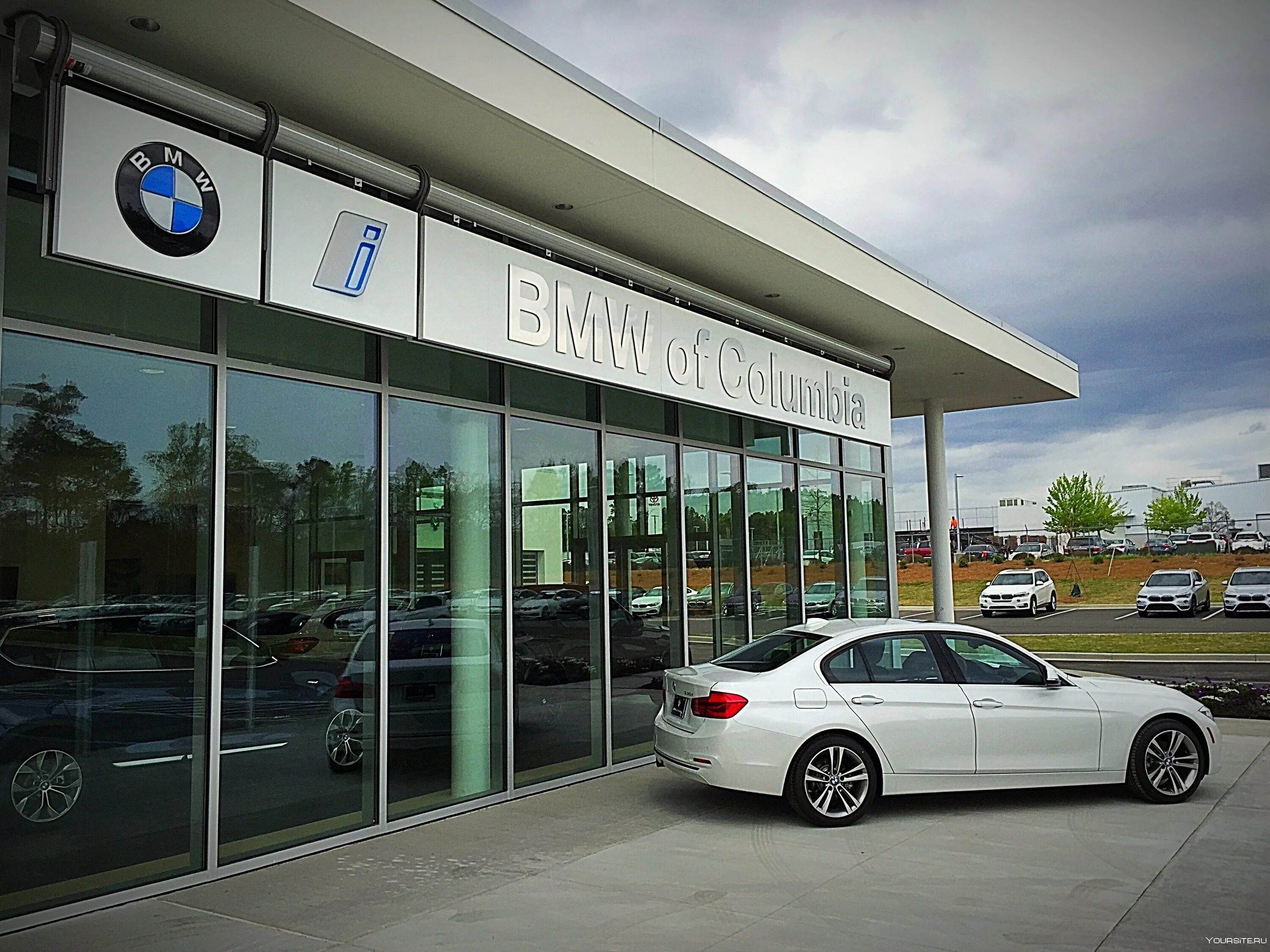 Премиум авто краснодар. Дилерский центр бмв. bmw автоавангард. дилер бмв салон. здание автосалон бмв.