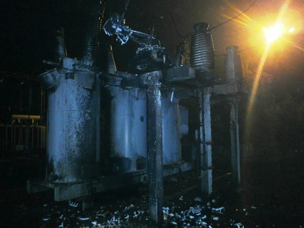 Сгорел трансформатор. Пожар трансформатора. возгорание трансформатора. взрыв трансформатора. горение трансформатора.