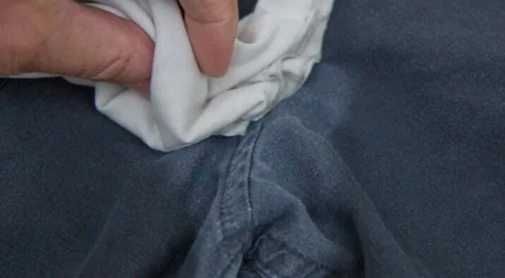 Вещи с пятнами. Пятна от белизны на одежде. Как убрать черное пятно на белом. Следы от дезодоранта на одежде. Следы от дезодоранта на одежде.