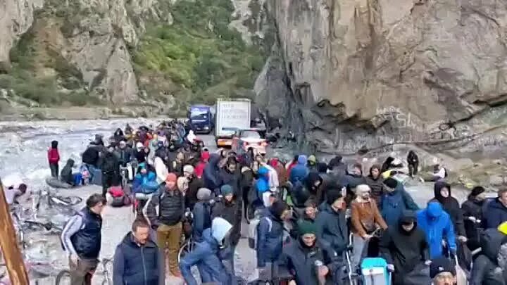 Границу грузии пешком. Граница с грузией. Границу грузии пешком. Очередь на границе с грузией. Верхний ларс 2022 сентябрь.