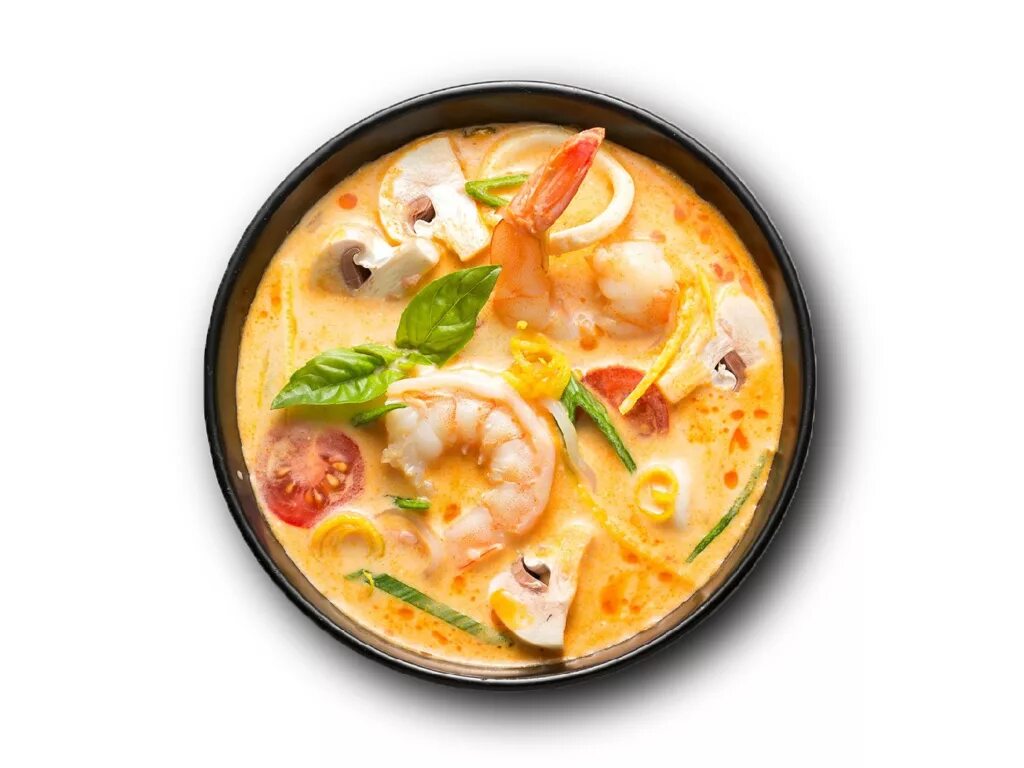 тайский суп с кокосовым молоком и креветками. том ям в тайланде. том кха кай. таиланд том ям. том ям с креветками.