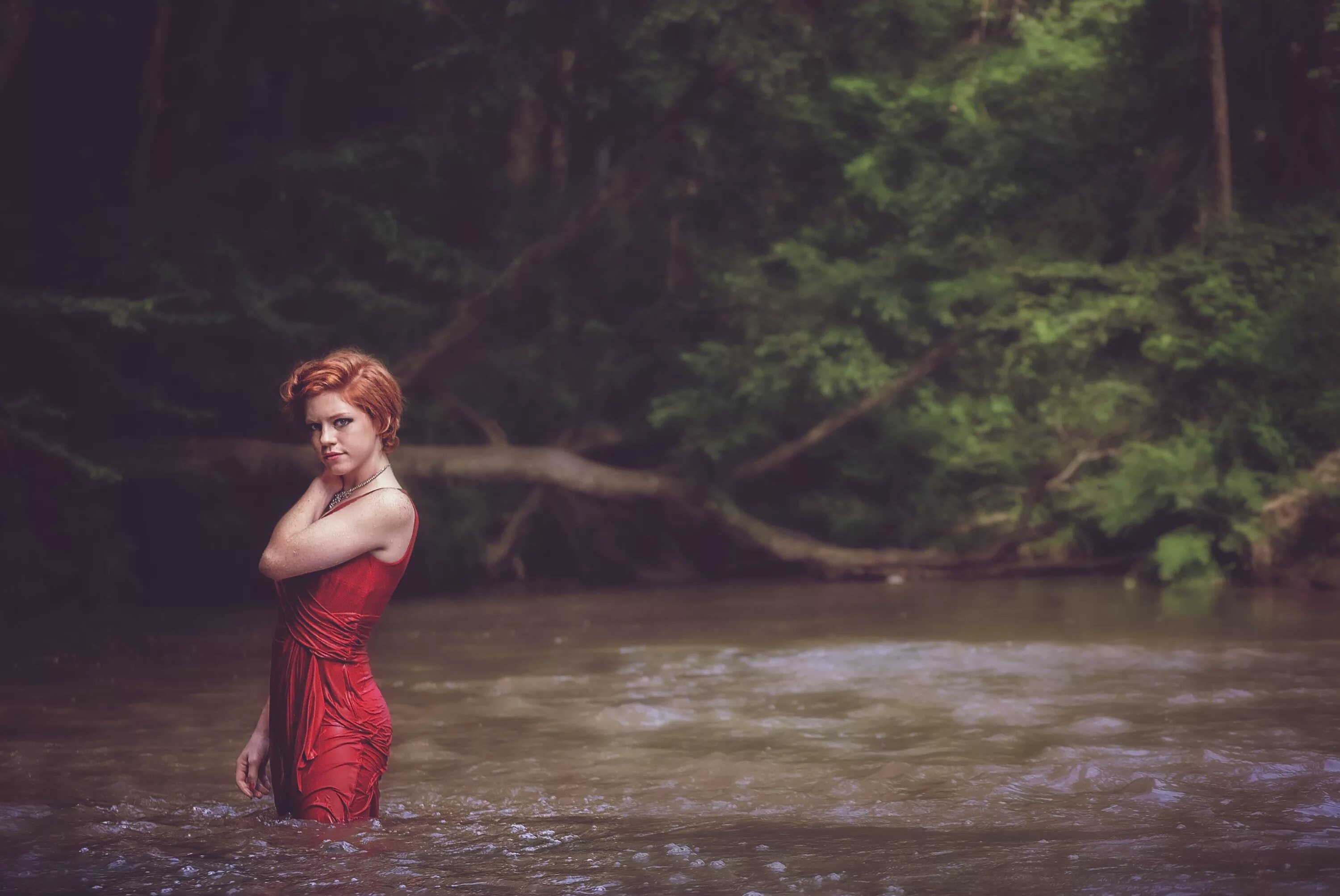 Девушка у озера 2007. Девушка у реки. Рыжая девушка на озере. Девушка у лесного озера. Женщины в платьях в воде.