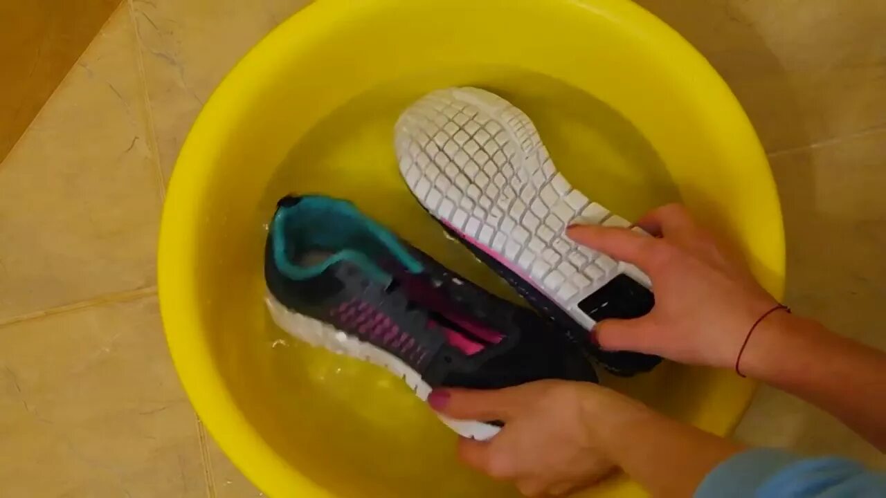 Кроссовки какой режим. "Постирала тапочки". "Тапки стираю". Женские туфли в стиральной машине. Кроссовки в ванной.