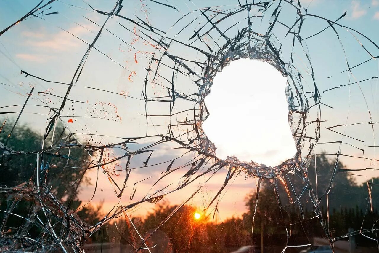 Разбитое окно. Разбитые стекла. Разбитые окна. Треснувшее стекло.