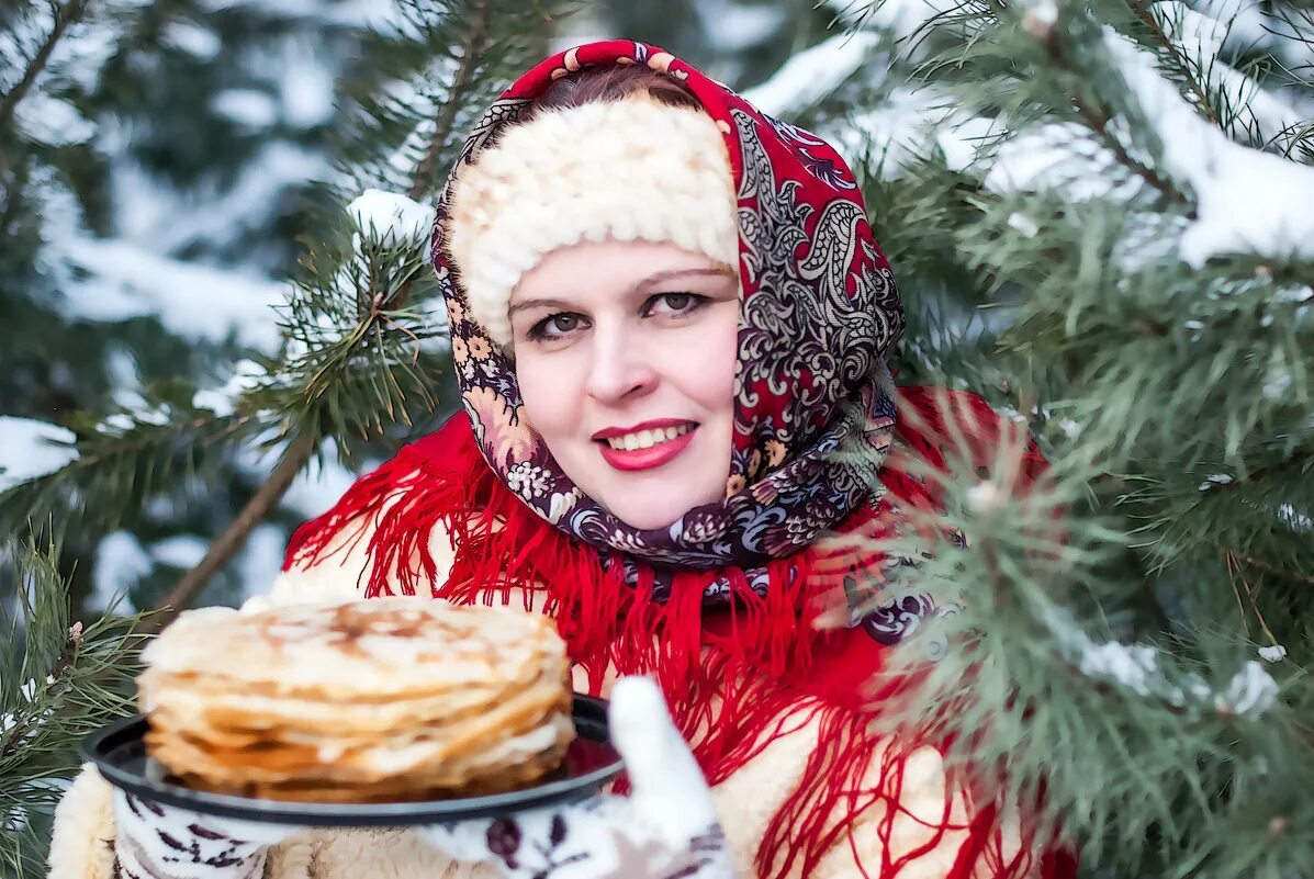 Девушка с блинами картинка. Женщина с блинами. Русская красавица. Девушка с блинами на Масленицу. Русская женщина с блинами.