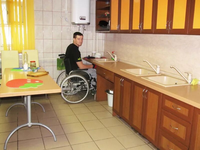 Кухня для колясочника. Кухня для инвалида колясочника. Кухня для людей с ограниченными возможностями. Кухонный гарнитур для инвалидов колясочников. Инвалид в общежитии