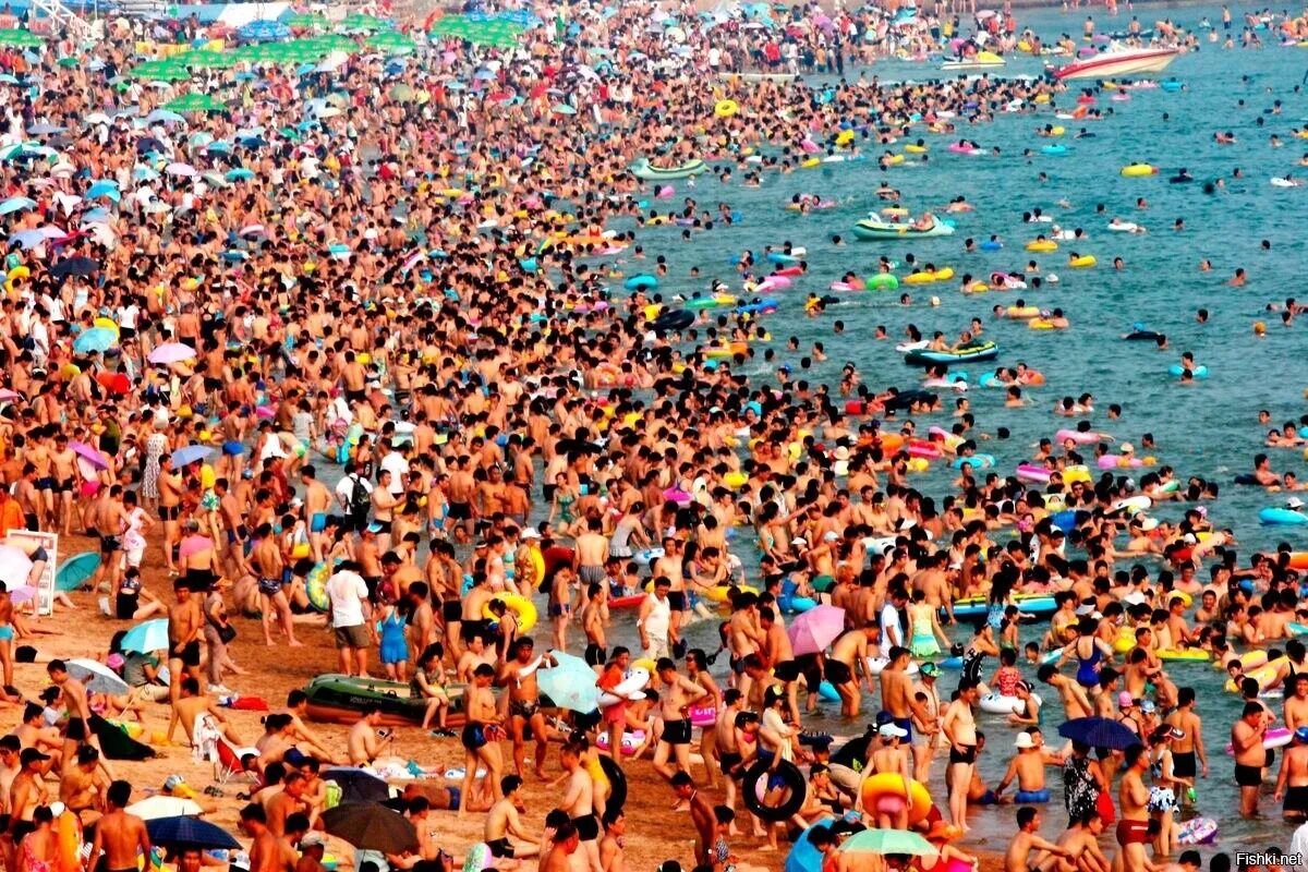 Самое страшное лето. Много народу на пляже. Китайский пляж. Пляжи Китая переполнены. Переполненные пляжи Сочи.